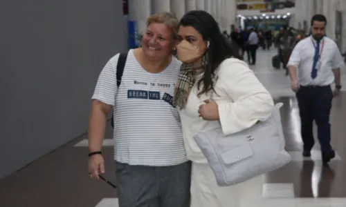 
				
					Preta Gil posa com fãs após desembarcar no Rio de Janeiro
				
				