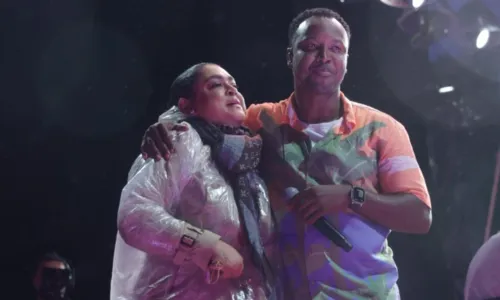 
		Preta Gil se emociona ao subir em palco durante show de Thiaguinho; FOTOS
