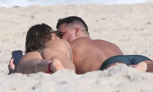
				
					Priscila Fantin e marido são flagrados em praia do RJ e web reage
				
				