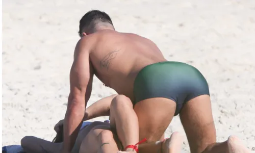 
				
					Priscila Fantin e marido são flagrados em praia do RJ e web reage
				
				