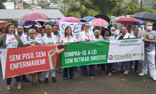 
				
					Profissionais de enfermagem protestam em Salvador por piso salarial
				
				