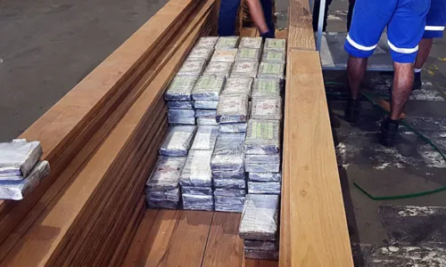 
				
					Quadrilha que exportava cocaína em carga de madeira é alvo de operação
				
				