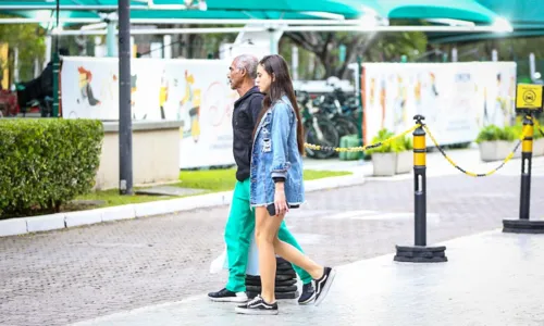 
				
					Recuperado após internação, Romário passeia com namorada; FOTOS
				
				