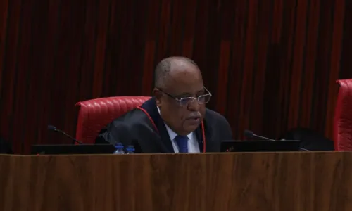 
				
					Relator no TSE vota pela inelegibilidade de Bolsonaro
				
				