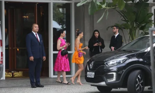 
				
					Sheron Menezzes e mais famosos deixam hotel para desfile no RJ; FOTOS
				
				