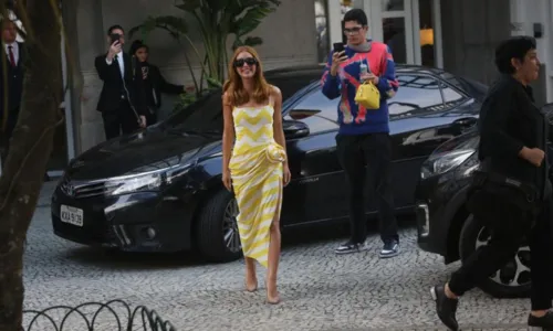 
				
					Sheron Menezzes e mais famosos deixam hotel para desfile no RJ; FOTOS
				
				