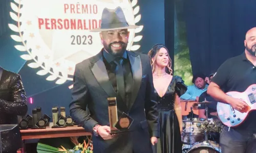 
				
					Silvanno Salles comemora prêmio de destaque musical do ano
				
				