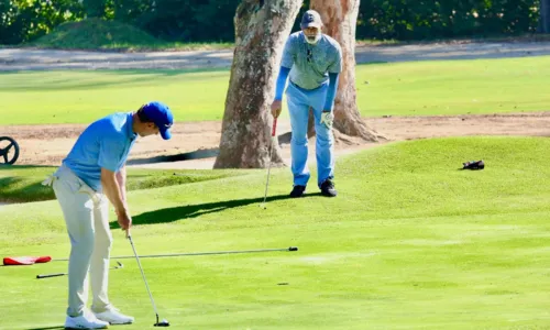 
				
					Tadeu Schmidt exibe novo físico em partida de golfe; veja fotos
				
				