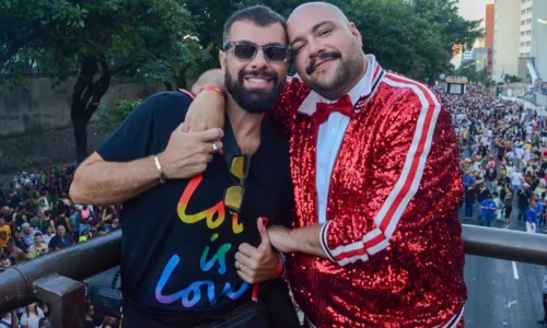 
				
					Thiago Abravanel beija marido na Parada LGBT+ de São Paulo; FOTOS
				
				