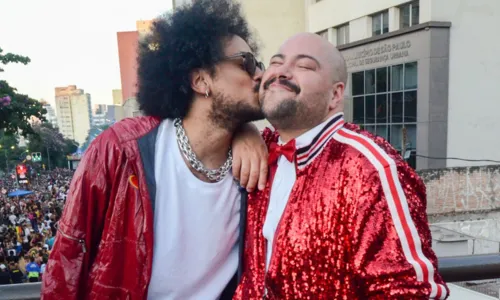 
				
					Thiago Abravanel beija marido na Parada LGBT+ de São Paulo; FOTOS
				
				