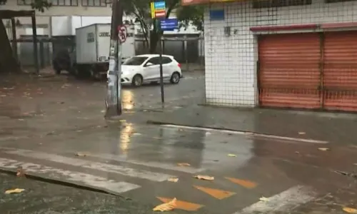
				
					Três pessoas ficam feridas durante tiroteio no Centro de Salvador
				
				