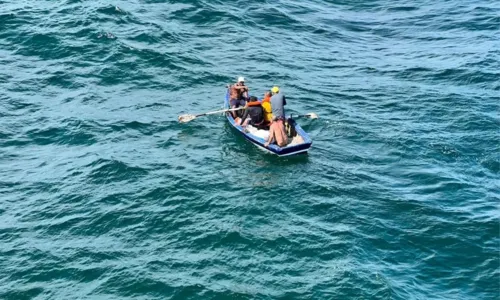 
				
					Três pessoas são resgatadas após embarcação naufragar no Farol da Barra
				
				