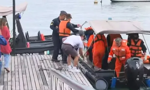 
				
					Tripulante resgatado de naufrágio diz que baleia bateu na embarcação
				
				