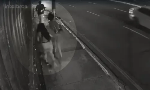 
				
					Vídeo mostra momento em que bala perdida atinge jovem na Av. Garibaldi
				
				