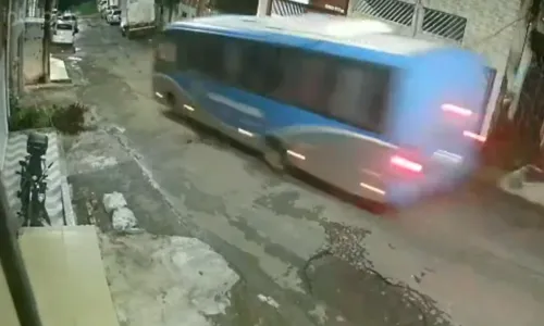 
				
					Vídeos mostram micro-ônibus da PM invadindo casa em Plataforma; veja
				
				