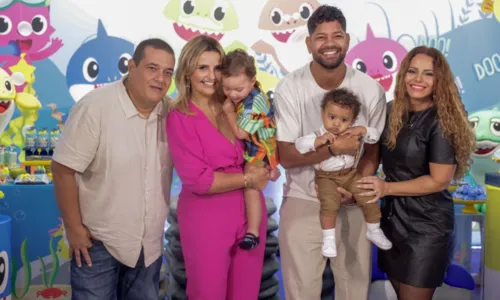 
				
					Viviane Araújo posa em família no aniversário do afilhado; FOTOS
				
				