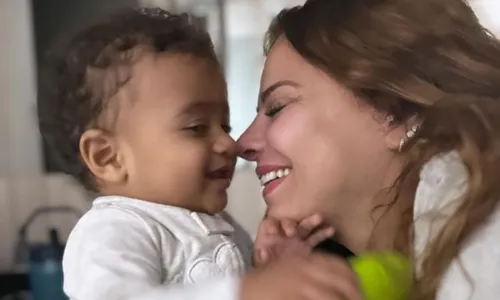 
				
					Viviane Araújo sobre maternidade: 'Me faz querer ser uma pessoa melhor'
				
				