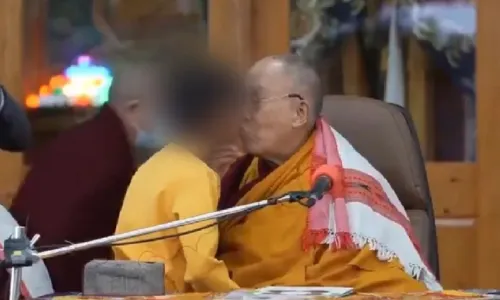 
				
					Dalai Lama se desculpa após pedir beijo na língua para criança
				
				