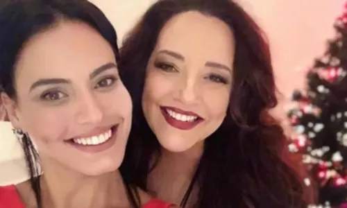 
				
					Ana Carolina e ex-namorada Letícia Lima curtem show no RJ
				
				