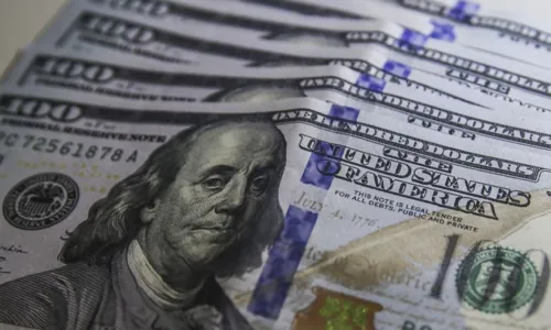 
				
					Dólar cai para R$ 5 e fecha no menor valor em dez meses
				
				