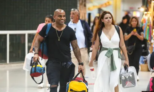 
				
					Ex-BBB Cezar Black esbanja simpatia em aeroporto do Rio de Janeiro
				
				