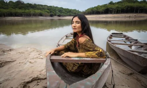 
				
					Modelo de origem tupi-guarani, Dandara Queiroz faz especial da Globo
				
				