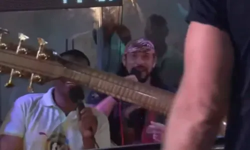 
				
					Bell Marques canta com sósia durante passagem na Micareta de Feira
				
				