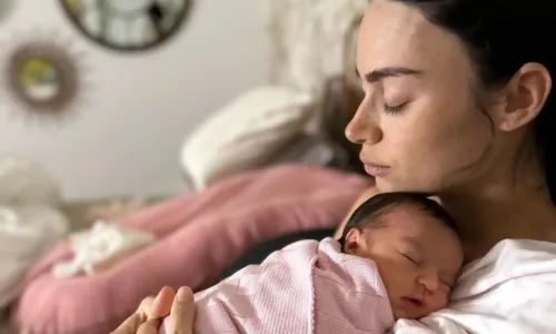 
				
					Thaila Ayala posta foto com filha e declara: 'Enche minha vida'
				
				