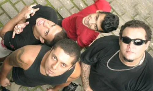 
				
					Morre Reges Bolo, vocalista da banda O Surto, do hit 'A Cera'
				
				