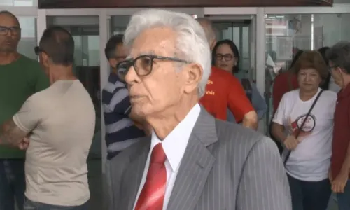
				
					Idoso é readmitido em banco 59 anos após ser preso pela ditadura
				
				