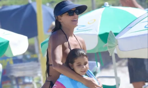 
				
					Deborah Secco aproveita feriado ao lado da família em praia do RJ
				
				