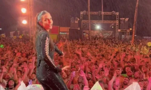 
				
					Ivete Sangalo canta na chuva durante show na Bahia: ‘Lavar a alma'
				
				