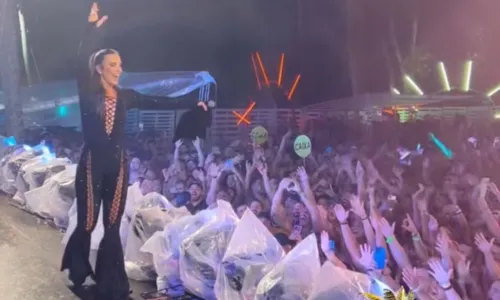 
				
					Ivete Sangalo canta na chuva durante show na Bahia: ‘Lavar a alma'
				
				