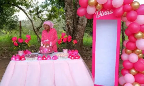 
				
					Baiana de 107 anos comemora aniversário com festa inspirada na Barbie
				
				