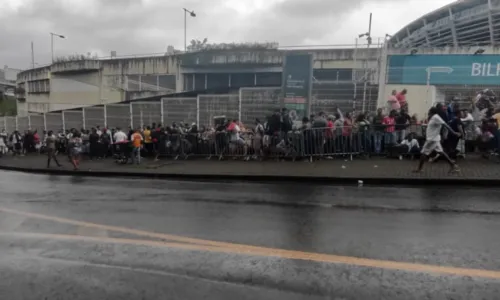 
				
					Torcedores enfrentam fila para ingressos de Bahia x Flamengo
				
				