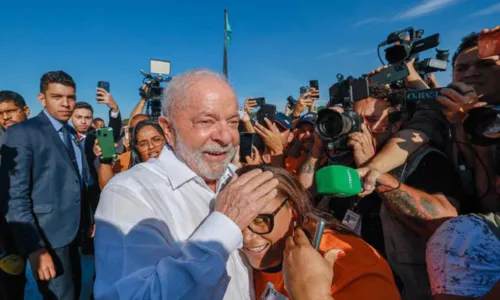 
				
					Lula desce rampa do Planalto e defende prédios públicos sem grades
				
				