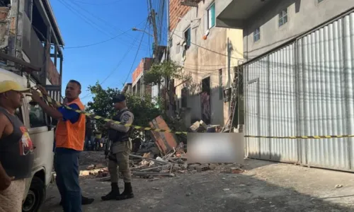 
				
					Desabamento mata homem no Jardim Nova Esperança, em Salvador
				
				