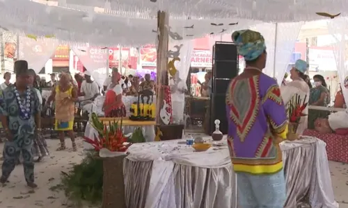 
				
					Bembé do Mercado reúne multidão em 3º dia de celebração na Bahia
				
				