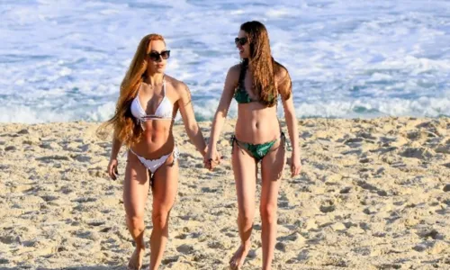
				
					Ex-BBB Aline Dahlen é vista com namorada em praia do Rio de Janeiro
				
				