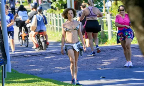 
				
					Fernanda Torres faz caminhada de sutiã e look chama atenção na web
				
				