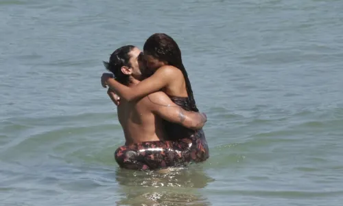 
				
					Lidi Lisboa dá beijão em namorado em praia do Rio de Janeiro
				
				