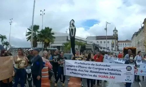 
				
					Servidores municipais em campanha salarial protestam em Salvador
				
				