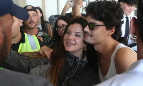 
				
					Lana Del Rey esbanja simpatia ao encontrar fãs em aeroporto do RJ; FOTOS
				
				