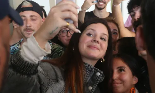 
				
					Lana Del Rey esbanja simpatia ao encontrar fãs em aeroporto do RJ; FOTOS
				
				