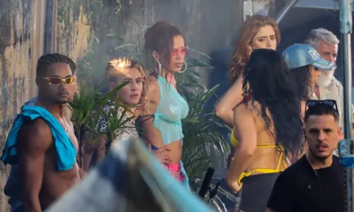 
				
					Com look transparente, Anitta grava novo clipe em comunidade do Rio
				
				