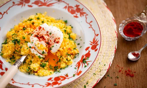 
				
					Aprenda a fazer um delicioso cuscuz de milho com ovo pochê
				
				