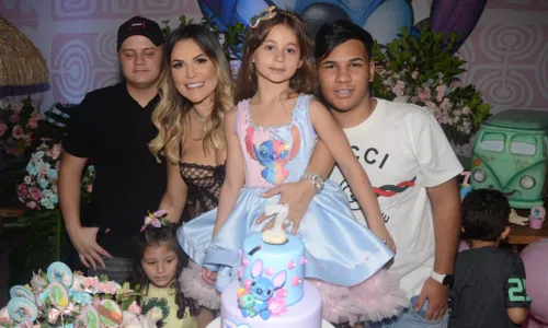 
				
					Filha de Deolane Bezerra usa look de R$ 4,8 mil para celebrar 7 anos
				
				