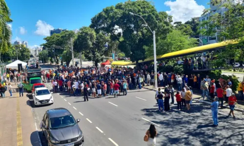
				
					Servidores municipais fazem manifestação na região da ACM
				
				