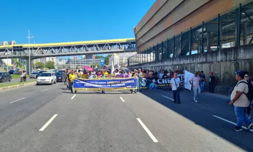 
				
					Servidores municipais fazem manifestação na região da ACM
				
				