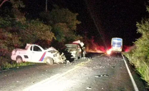 
				
					Acidente com ambulância e ônibus deixa três mortos no sudoeste da Bahia
				
				